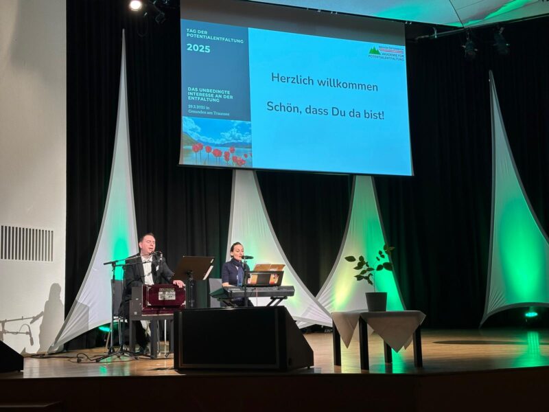 Musik - Seminar beim Kongress der Potentialentfaltung in Gmunden. Elisabeth spielt Keyboard und singt. Emanuel spielt Harmonium