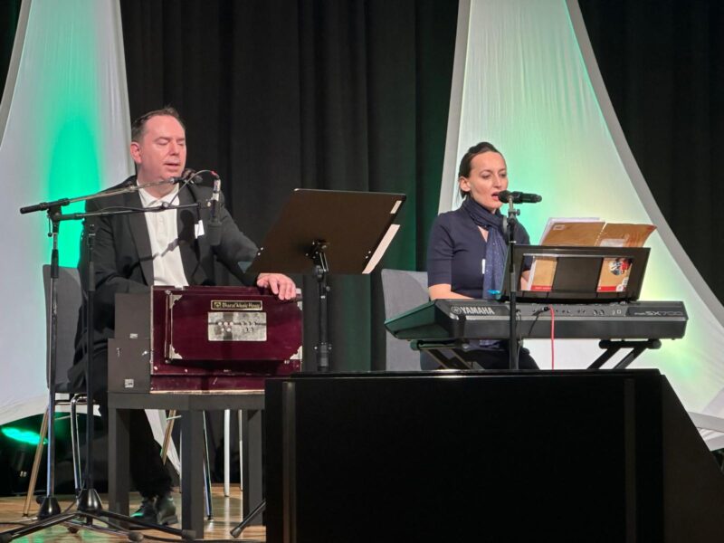 Musik - Seminar beim Kongress der Potentialentfaltung in Gmunden. Elisabeth singt und spielt Keyboard. Emanuel spielt Harmonium